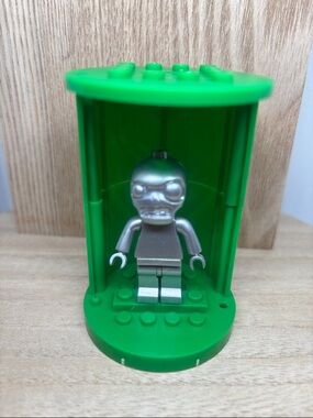 Silver Alien Minifigure in Green Display Capsule - Kids Toy